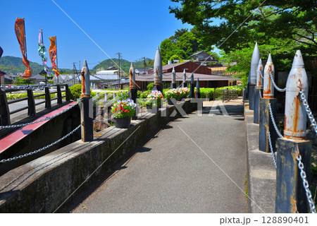 中部地方・韮山反射炉・反射炉物産館からガイダンスセンターへ向かう橋の様子・静岡県伊豆の国市 128890401