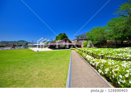 中部地方・韮山反射炉・反射炉物産館側から眺める芝生広場とガイダンスセンター・静岡県伊豆の国市(2) 128890403