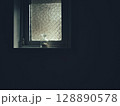 暗がりの小窓の光 128890578