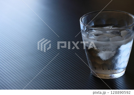 氷の浮いた飲み物 冷たい水 氷の浮いた飲み物 冷たい水 128890592