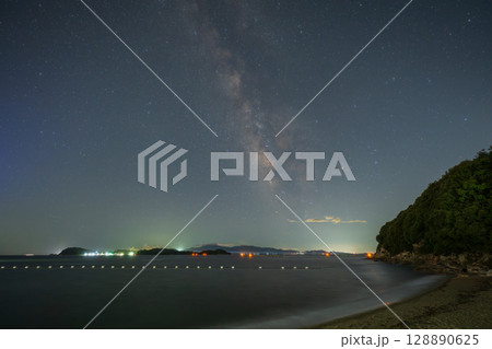 日本の岡山県備前市の頭島に浮かぶ美しい星空 128890625