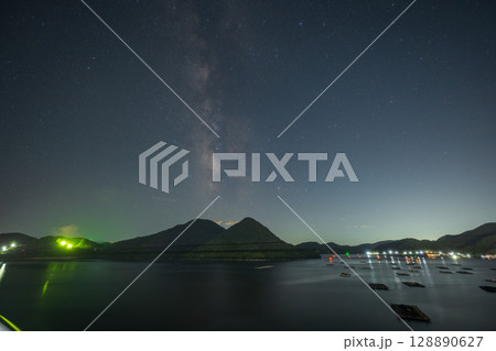 日本の岡山県備前市の頭島に浮かぶ美しい星空 128890627