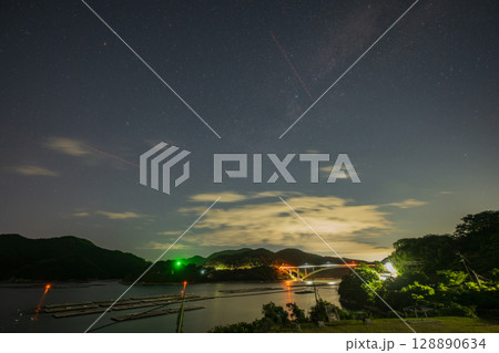 日本の岡山県備前市の頭島に浮かぶ美しい星空 128890634