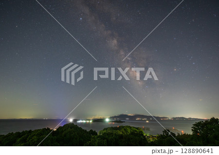 日本の岡山県備前市の頭島に浮かぶ美しい星空 128890641