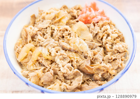 美味しい紅生姜のせ牛丼 128890979