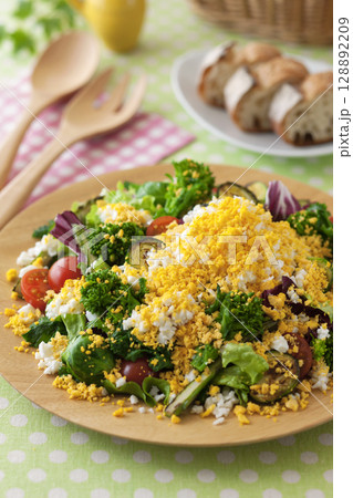 春野菜のミモザサラダ 128892209