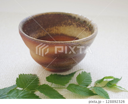 和の器と緑の葉 陶器 食器 器 茶器 日本のイメージ 和の器と緑の葉 陶器 食器 器 茶器 日本のイメージ 128892326