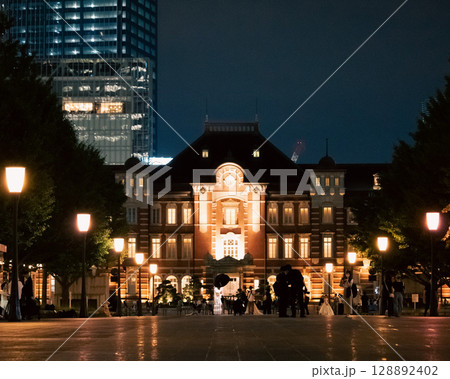 夜の東京駅（正面） 128892402