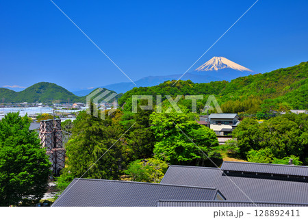 中部地方・韮山反射炉・物産館のお茶畑にある展望所から眺める反射炉と富士山・静岡県伊豆の国市(3) 中部地方・韮山反射炉・物産館のお茶畑にある展望所から眺める反射炉と富士山・静岡県伊豆の国市(3) 128892411