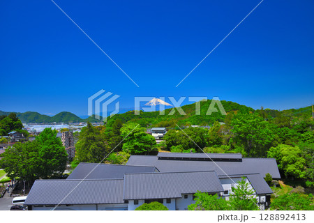 中部地方・韮山反射炉・物産館のお茶畑にある展望所から眺める反射炉と富士山・静岡県伊豆の国市(4) 128892413