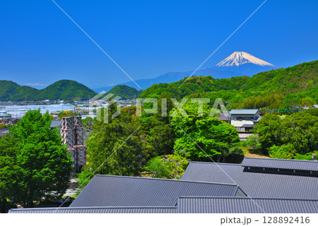 中部地方・韮山反射炉・物産館のお茶畑の展望所から眺める市街地と反射炉と富士山・静岡県伊豆の国市(2) 128892416
