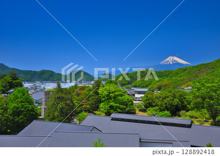中部地方・韮山反射炉・物産館のお茶畑の展望所から眺める市街地と反射炉と富士山・静岡県伊豆の国市(4) 128892418