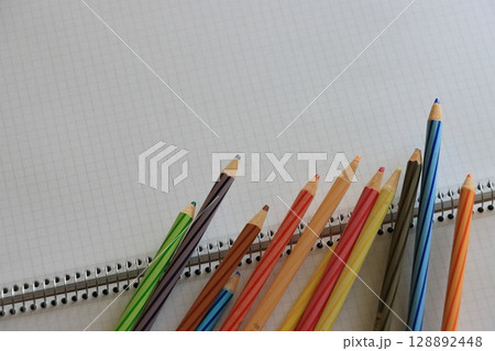 リングノートと色鉛筆 128892448