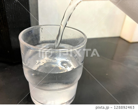 グラスに注がれる水　コップに注がれる水 128892463