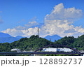 雲の隙間から頭を覗かせる富士と新型のリニア 128892737