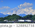 雲の隙間から頭を覗かせる富士と新型のリニア 128892738