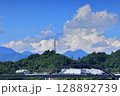 雲の隙間から頭を覗かせる富士と新型のリニア 128892739