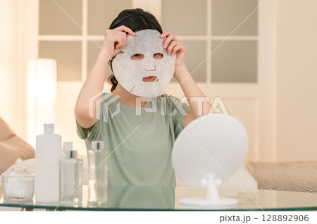 夜にフェイスパックを使う若いアジア人女性(スキンケア,シートマスク,ナイトケア) 夜にフェイスパックを使う若いアジア人女性(スキンケア,シートマスク,ナイトケア) 128892906