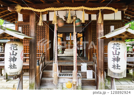 京都市山科区の花山稲荷神社　拝殿 128892924