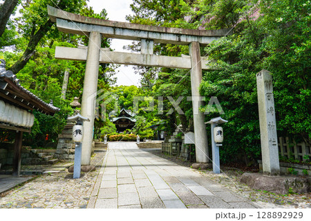 京都市左京区の岡崎神社　鳥居 128892929