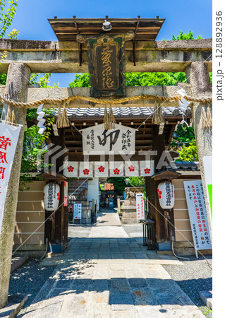京都市上京区堀松町の菅原院天満宮神社（学問の神様)　鳥居と神門 128892936