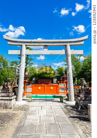 京都市右京区の車折神社 大鳥居と拝殿 京都市右京区の車折神社 大鳥居と拝殿 128892943