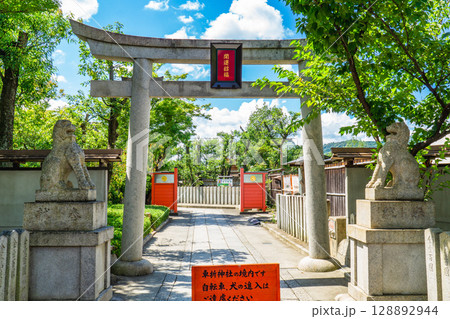 京都市右京区の車折神社 鳥居 京都市右京区の車折神社 鳥居 128892944