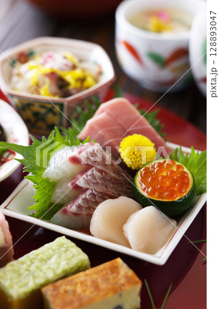 鯛の松皮造り/お刺身盛合せ 128893047