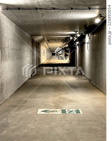 東京湾アクアライン　緊急避難通路　スマホ撮影 128893054