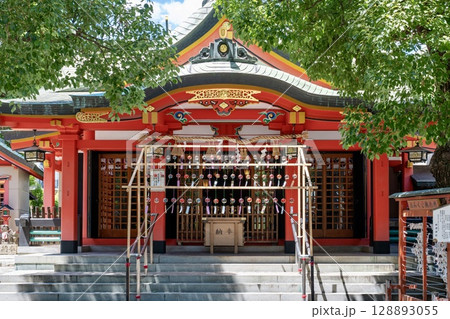 風鈴が並ぶ神社の参拝風景 風鈴が並ぶ神社の参拝風景 128893055