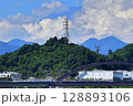 雲の隙間から頭を覗かせる富士と新型のリニア 128893106
