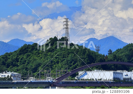 雲の隙間から頭を覗かせる富士と新型のリニア 雲の隙間から頭を覗かせる富士と新型のリニア 128893106