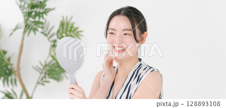 スキンケアをする若い女性（バナー） 128893108