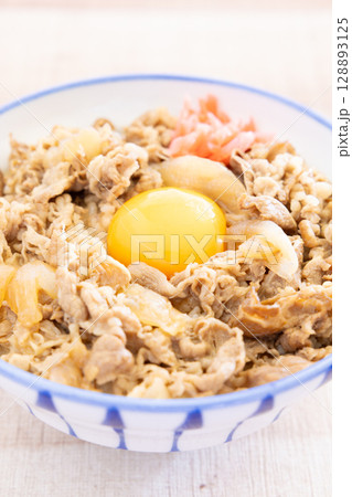 美味しい紅生姜と生たまごのせ牛丼 128893125