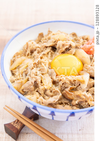 美味しい紅生姜と生たまごのせ牛丼 美味しい紅生姜と生たまごのせ牛丼 128893128