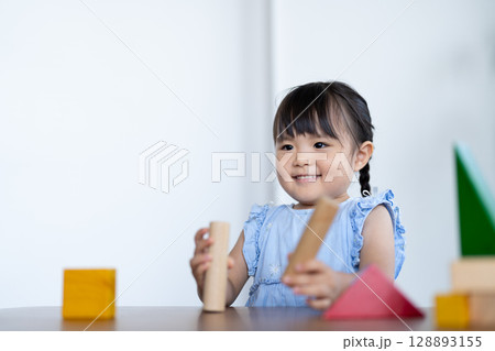 積み木で遊ぶ笑顔の女の子 128893155