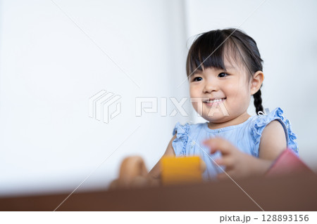 積み木で遊ぶ笑顔の女の子 積み木で遊ぶ笑顔の女の子 128893156