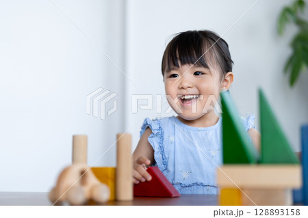 積み木で遊ぶ笑顔の女の子 128893158