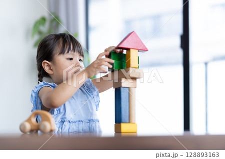 積み木で遊ぶ笑顔の女の子 積み木で遊ぶ笑顔の女の子 128893163