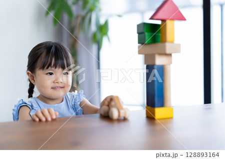 積み木で遊ぶ笑顔の女の子 128893164