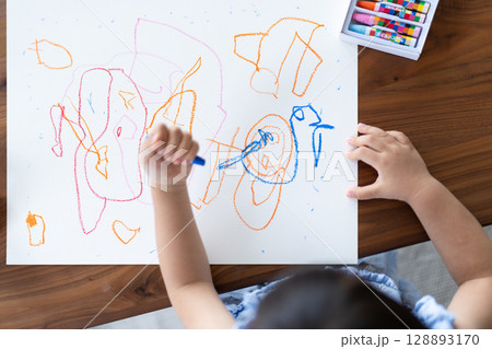 クレヨンで描く子供 クレヨンで描く子供 128893170
