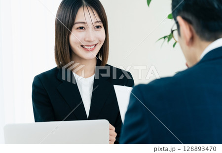営業をするビジネスウーマン 営業をするビジネスウーマン 128893470