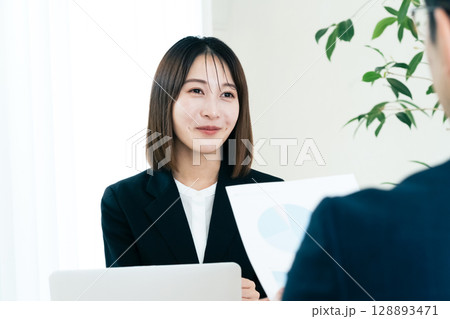 営業をするビジネスウーマン 128893471