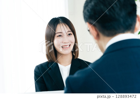 営業をするビジネスウーマン 128893472