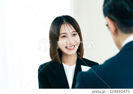 営業をするビジネスウーマン 128893473