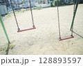 誰もいない公園のブランコ 128893597