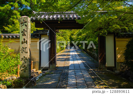 【京都風景】龍安寺 謎多き七五三の石庭 【京都風景】龍安寺 謎多き七五三の石庭 128893611