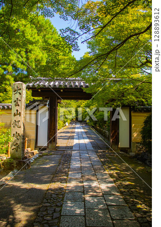 【京都風景】龍安寺　謎多き七五三の石庭 128893612
