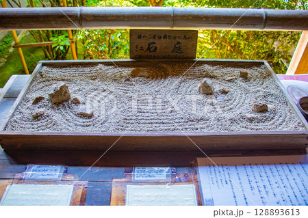 【京都風景】龍安寺 謎多き七五三の石庭 【京都風景】龍安寺 謎多き七五三の石庭 128893613