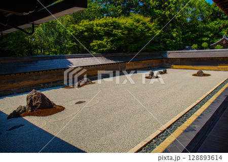 【京都風景】龍安寺　謎多き七五三の石庭 128893614